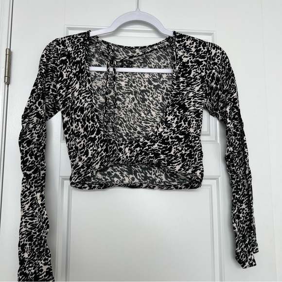 Motel Rocks Black and White Open-Back Blouse - Picture 5 of 9